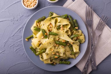 Vejetaryen pappardelle makarna ile yeşil fasulye, pesto, çam fıstığı
