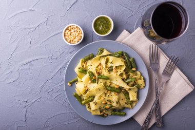 Vejetaryen pappardelle makarna ile yeşil fasulye, pesto, çam fıstığı