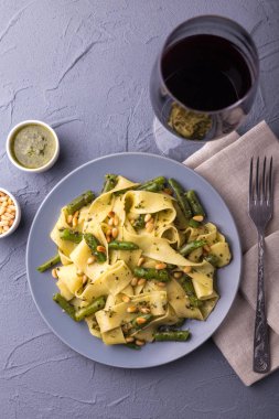Vejetaryen pappardelle makarna ile yeşil fasulye, pesto, çam fıstığı