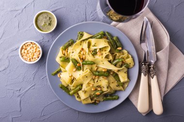 Vejetaryen pappardelle makarna ile yeşil fasulye, pesto, çam fıstığı