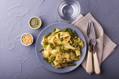 Vejetaryen pappardelle makarna ile yeşil fasulye, pesto, çam fıstığı