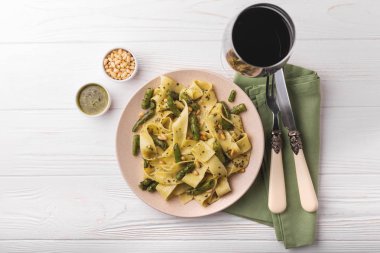 Vejetaryen pappardelle makarna ile yeşil fasulye, pesto, çam fıstığı