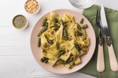 Vejetaryen pappardelle makarna ile yeşil fasulye, pesto, çam fıstığı