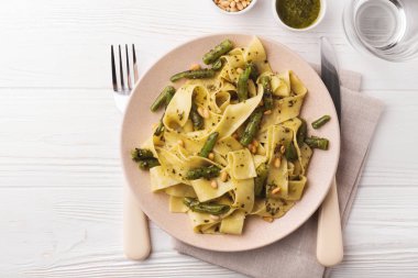Vejetaryen pappardelle makarna ile yeşil fasulye, pesto, çam fıstığı