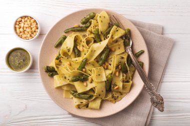 Vejetaryen pappardelle makarna ile yeşil fasulye, pesto, çam fıstığı
