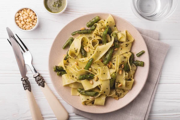 Vejetaryen pappardelle makarna ile yeşil fasulye, pesto, çam fıstığı