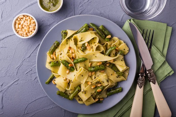 Vejetaryen pappardelle makarna ile yeşil fasulye, pesto, çam fıstığı