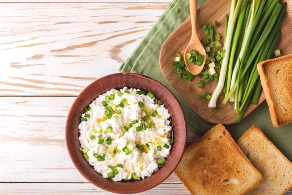 Geitost med grønn løk, dip-saus – stockfoto