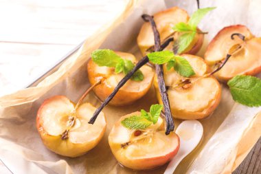 Vanilya syrop, nane ve bal ile pişmiş kırmızı elmalar