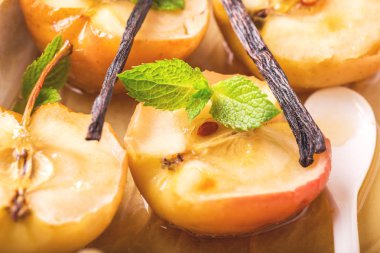 Vanilya syrop, nane ve bal ile pişmiş kırmızı elmalar