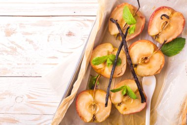 Vanilya syrop, nane ve bal ile pişmiş kırmızı elmalar