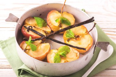 Vanilya syrop, nane ve bal ile pişmiş kırmızı elmalar