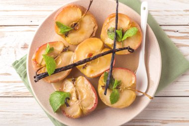 Vanilya syrop, nane ve bal ile pişmiş kırmızı elmalar