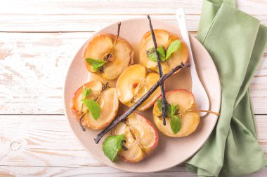 Vanilya syrop, nane ve bal ile pişmiş kırmızı elmalar