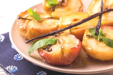 Vanilya syrop, nane ve bal ile pişmiş kırmızı elmalar