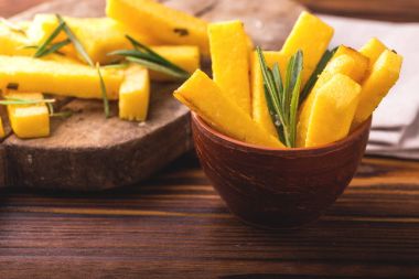 Polenta biberiye patates kızartması. İtalyan meze. Yatay görünüm