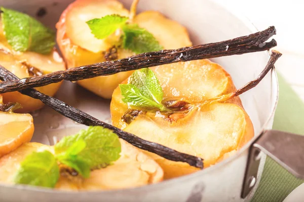 Vanilya syrop, nane ve bal ile pişmiş kırmızı elmalar