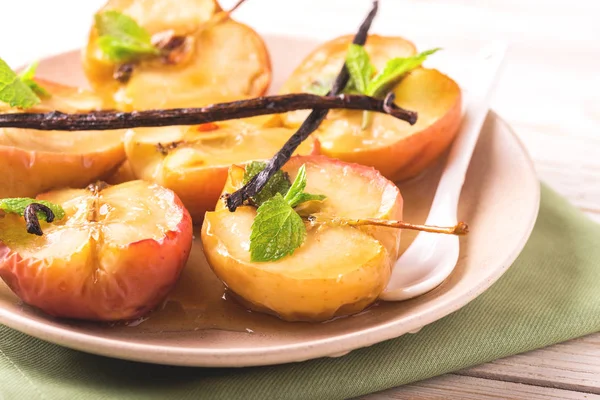 Manzanas rojas al horno con jarabe de vainilla, menta y miel — Foto de Stock