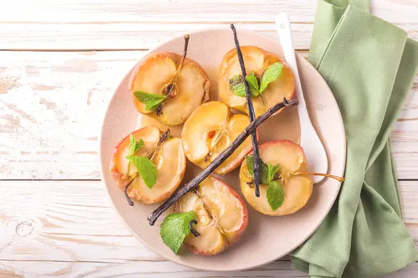 Vanilya syrop, nane ve bal ile pişmiş kırmızı elmalar