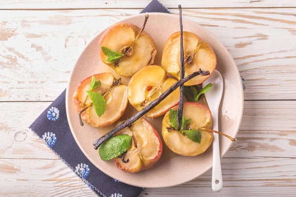 Vanilya syrop, nane ve bal ile pişmiş kırmızı elmalar