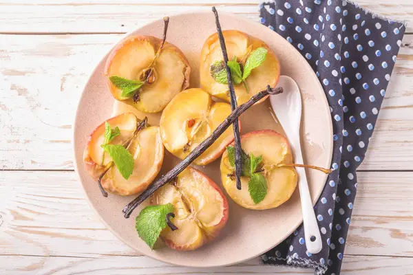 Vanilya syrop, nane ve bal ile pişmiş kırmızı elmalar