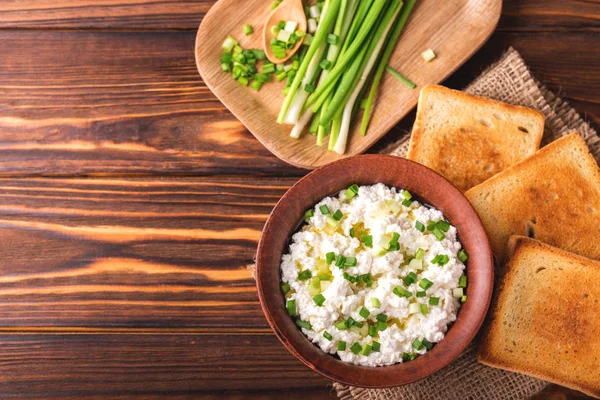 Geitost med grønn løk, dip-saus – stockfoto