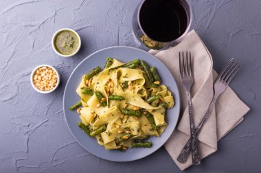 Vejetaryen pappardelle makarna ile yeşil fasulye, pesto, çam fıstığı