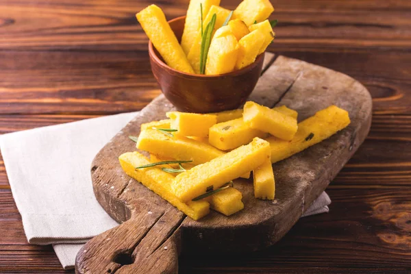 Polenta biberiye patates kızartması. İtalyan meze. Yatay görünüm