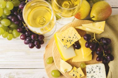 Şarap, taze üzüm ve armut ile Peynir tabağı servis