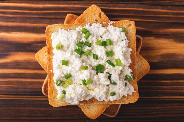 Crème van geitenkaas met groene uien, dompel saus — Stockfoto