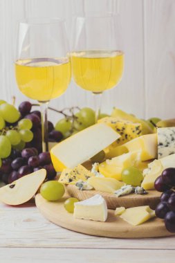 Şarap, taze üzüm ve armut ile Peynir tabağı servis