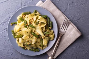 Vejetaryen pappardelle makarna ile yeşil fasulye, pesto, çam fıstığı