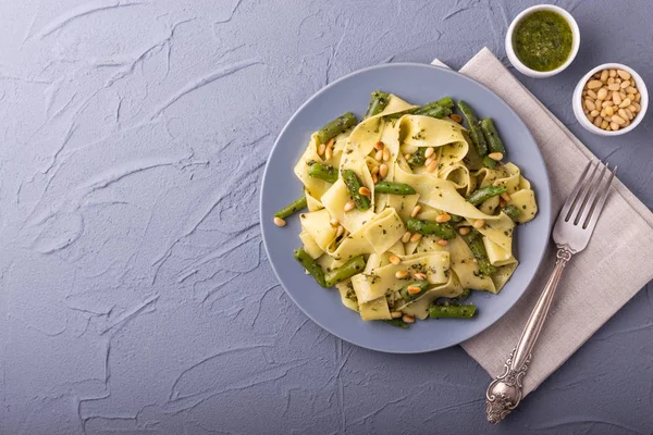 Vejetaryen pappardelle makarna ile yeşil fasulye, pesto, çam fıstığı