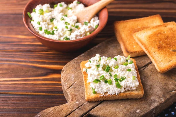 Queso crema de cabra con cebolla verde, salsa de salsa — Foto de Stock