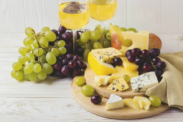 Şarap, taze üzüm ve armut ile Peynir tabağı servis