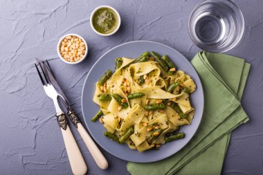 Vejetaryen pappardelle makarna ile yeşil fasulye, pesto, çam fıstığı