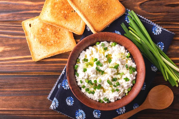 Crème van geitenkaas met groene uien, dompel saus — Stockfoto