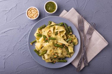 Vejetaryen pappardelle makarna ile yeşil fasulye, pesto, çam fıstığı