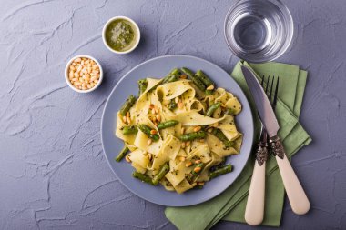 Vejetaryen pappardelle makarna ile yeşil fasulye, pesto, çam fıstığı