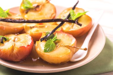 Vanilya syrop, nane ve bal ile pişmiş kırmızı elmalar