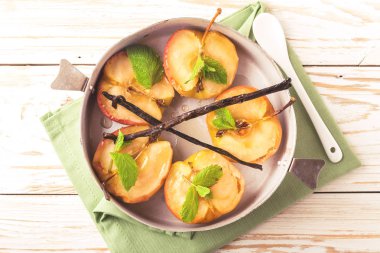 Vanilya syrop, nane ve bal ile pişmiş kırmızı elmalar