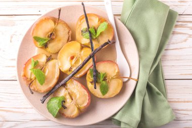 Vanilya syrop, nane ve bal ile pişmiş kırmızı elmalar