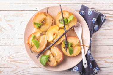 Vanilya syrop, nane ve bal ile pişmiş kırmızı elmalar