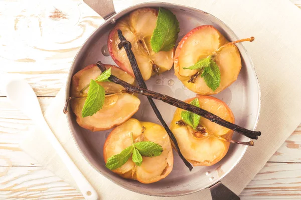 Vanilya syrop, nane ve bal ile pişmiş kırmızı elmalar