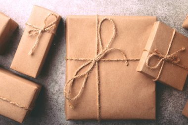 geri dönüşümlü kağıt şerit yay ile sarılmış hediye kutusu