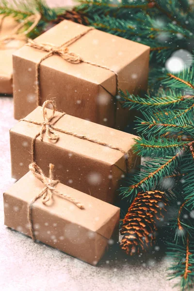 Kerstmis achtergrond. Ambachtelijke geschenkdozen en decoratie — Stockfoto