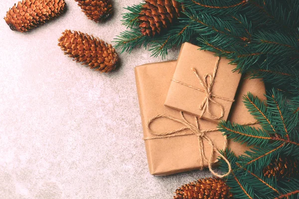 Kerstmis achtergrond. Ambachtelijke geschenkdozen en decoratie — Stockfoto