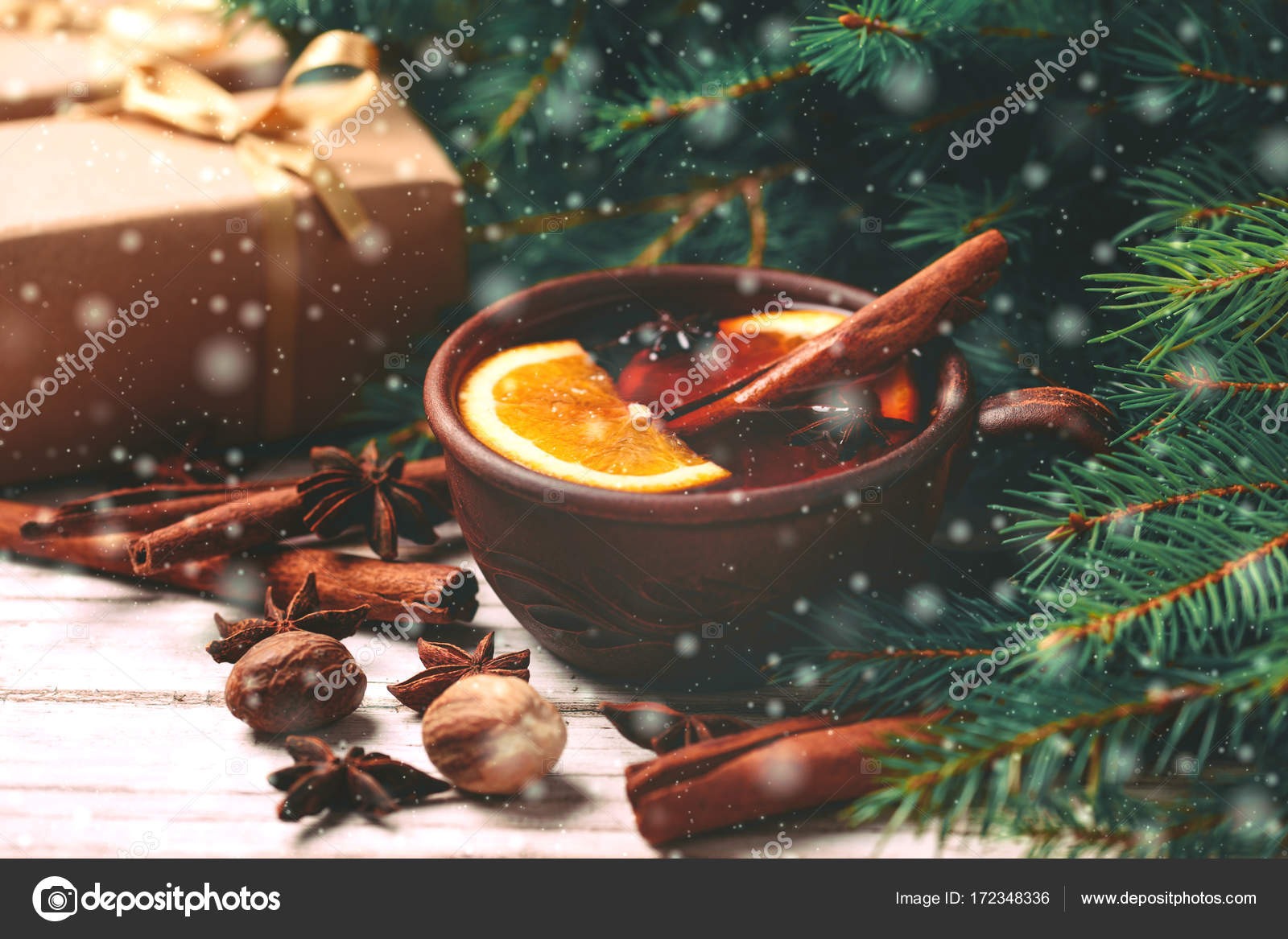 ホットホット ワイン クリスマス ツリーの枝 ギフト コーン ストック写真 C Julie Kononenko Gmail Com