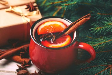 Sıcak mulled şarap. Noel ağacı dalları, hediyeler ve koniler