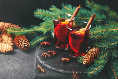 Sıcak mulled şarap. Noel ağaç dalları ve koniler. Tatil.